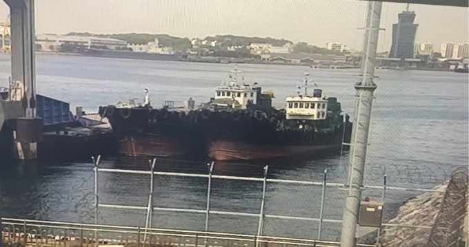 ▲ 사진은 해상용 벙커C유가 육상으로 유통되는 과정이 담긴 CCTV 장면 일부 캡처. ⓒ은평경찰서