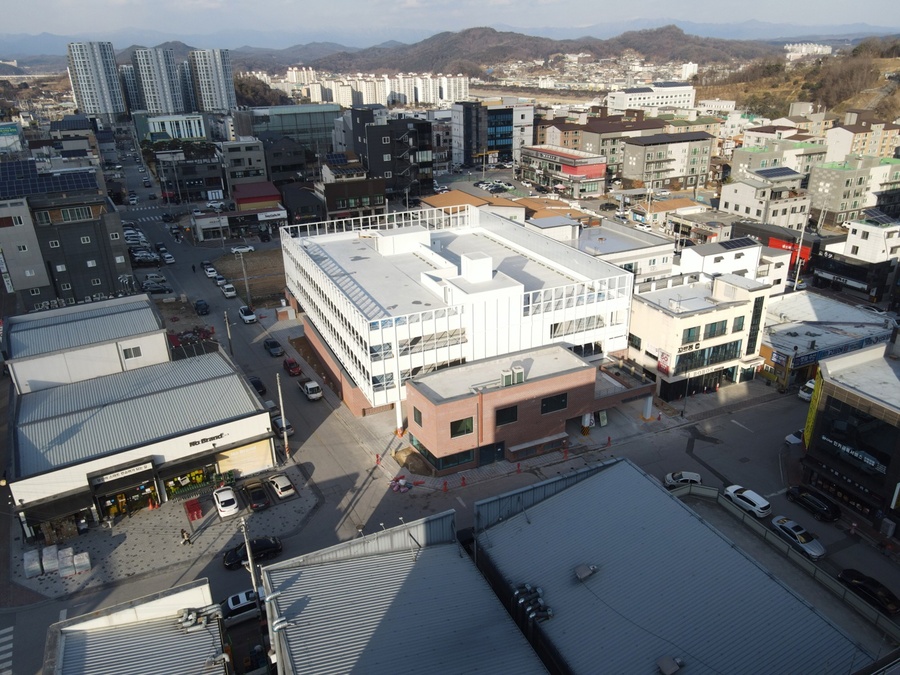 ▲ 상반기 준공 예정인 가흥신도시 주차타워(가운데 하얀색 건물).ⓒ영주시