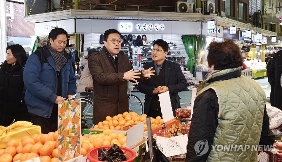 ▲ 김병환 기획재정부 1차관이 24일 오전 서울 망원시장을 방문해 상인들과 이야기를 나누고 있다. ⓒ연합뉴스
