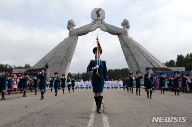 ▲ 북한이 김정은 북한 국무위원장의 지시에 따라 조국통일3대헌장기념탑을 철거했다고 미국 북한전문매체 NK뉴스가 23일(현지시간) 보도했다. 사진은 북한 군악대가 2013년 7월24일 평양에 있는 조국통일3대헌장기념탑에서 세계평화행진을 이끌고 있는 모습. ⓒAP/뉴시스
