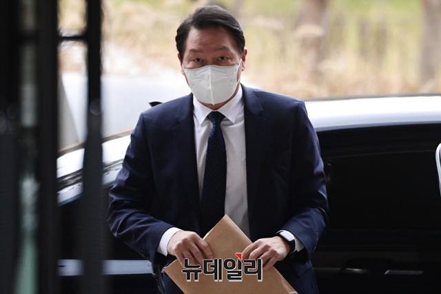 ▲ 최태원 SK회장이 2021년 12월 정부세종청사 공정거래위원회 전원회의 심판장으로 향하고 있다. ⓒ뉴데일리 DB