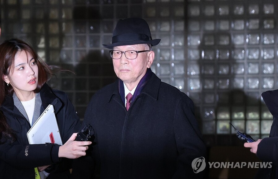 ▲ 박근혜 정부의 이른바 '문화계 블랙리스트' 사건과 관련 직권남용 권리행사 방해 등 혐의로 기소된 김기춘 전 대통령비서실장이 24일 오후 서울 서초구 서울고등법원에서 열린 파기환송심 선고 공판을 마친 뒤 법정을 나서고 있다. 서울고법 형사6-1부(원종찬 박원철 이의영 부장판사)는 이날 김 전 실장에게 징역 2년을 선고했다. 2024.1.24 ⓒ연합뉴스