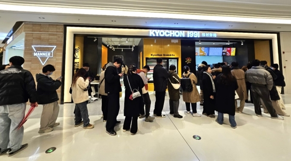 ▲ 중국 항저우에 새로 개점한 ‘교촌치킨 항저우중심점’ 매장 앞에 대기줄이 늘어선 모습ⓒ교촌에프앤비