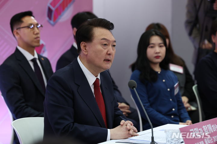 ▲ 윤석열 대통령이 25일 경기 의정부시청 대강당에서 '출퇴근 30분 시대, 교통격차 해소'를 주제로 열린 여섯번째 국민과 함께하는 민생토론회에서 발언하고 있다.ⓒ뉴시스