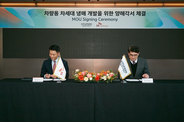 ▲ 김원기 SK엔무브 사장(왼쪽), 양희원 현대자동차 사장(오른쪽)이 25일 서울 종로구 SK서린빌딩에서 ‘차세대 냉매 개발을 위한 업무협약’을 체결하고 있다.ⓒSK엔무브