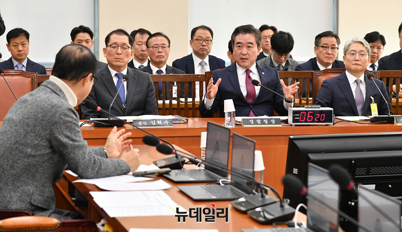 ▲ 윤희근 경찰청장이 25일 오전 국회에서 열린 행정안전위원회 전체회의에 출석해 의원들의 질문에 답하고 있다.ⓒ이종현 기자