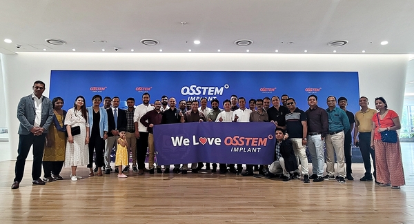 ▲ 오스템임플란트 마곡 중앙연구소 사옥 투어 프로그램에 참여한 해외 치과의사들이 기념촬영을 하고 있다.ⓒ오스템임플란트 제공