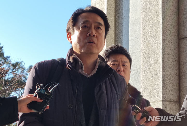 ▲ 지난 대선을 앞두고 윤석열 대통령에 대한 허위 보도가 이뤄졌다는 의혹을 받는 이진동 뉴스버스 대표가 25일 오전 서울 서초구 서울중앙지방검찰청에 소환 조사 출석을 하고 있다. ⓒ뉴시스