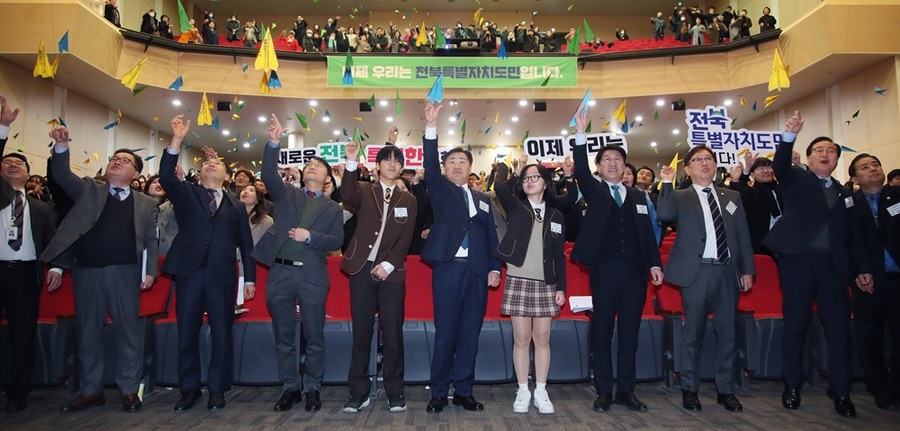 ▲ 관영 도지사는 25일 농촌진흥청 종합연찬관에서 국주영은 도의장과 서거석 도교육감, 우범기 전주시장, 유희태 완주군수, 정운천 국회의원, 이기동 전주시의장, 서남용 완주군의장 등이 참석한 가운데 찾아가는 도민 보고회를 개최했다ⓒ전북특졀자치도 사진 제공.