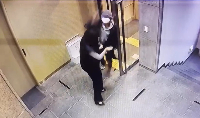 ▲ 배현진 국민의힘 의원이 괴한에게 피습을 당하는 CCTV 장면.ⓒ배현진 의원실