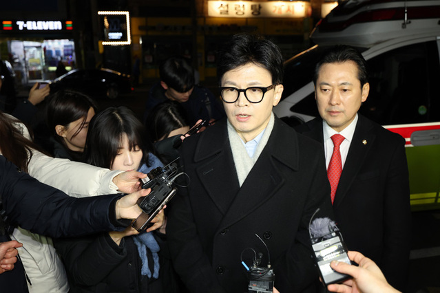 ▲ 한동훈 국민의힘 비상대책위원장이 25일 서울 용산구 순천향대 응급실에서 치료 중인 배현진 의원을 병문안 하기 전 취재진과 인터뷰하고 있다.ⓒ연합뉴스