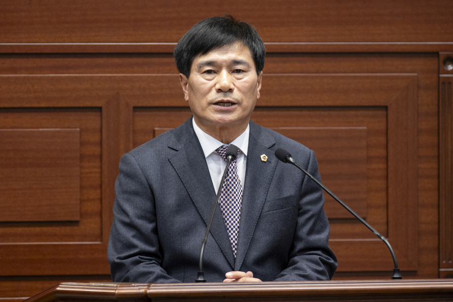 ▲ 경북도의회 신효광 의원은 25일 제344회 임시회 5분 자유발언에 나서 정부의 사과 수입 추진의 심각성을 지적하며 이철우 도지사가 사과수입 추진 중단을 중앙정부에 요구할 것을 강력히 촉구했다.ⓒ경북도의회