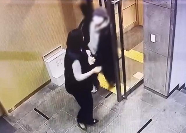 ▲ 배현진 국민의힘 의원이 지난 25일 오후 5시께 서울 강남구 청담동 거리에서 괴한에게 둔기로 머리를 가격당하는 상황이 담긴 CCTV 화면. ⓒ배현진 의원실