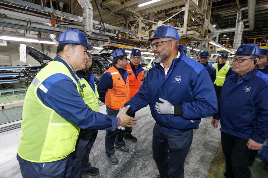 ▲ 지난 24일, GM 부평공장에서 트레일블레이저(파생모델 포함)와 트랙스 크로스오버의 파생모델의 철저한 품질 관리와 차질 없는 생산•공급의 중요성을 강조하며, 한국GM 임직원들의 노고를 치하하고 있는 제럴드 존슨 GM 글로벌 생산 부문 총괄부사장(가운데) ⓒ한국지엠