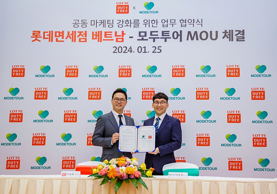 ▲ 사진은 지난 25일 이승준 롯데면세점 글로벌운영부문장(사진 왼쪽)과 이우연 모두투어 동남아사업부 부서장이 MOU를 체결하고 기념촬영을 하고 있는 모습. ⓒ롯데면세점
