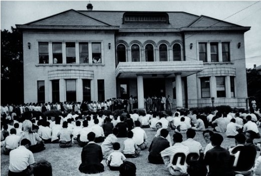 1949년 6월 경교장의 옛모습, 김구의 피살 소식에 몰려온 시민들이 앞마당에 앉아 줄을 지어 조문하고 있다.