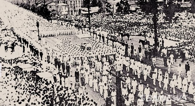 김구의 국민장 행렬, 1949년 7월5일 서울운동장에서 40여만명이 모여 영결식을 마치고 장지를 향하여 시가지를 운구하는 모습.