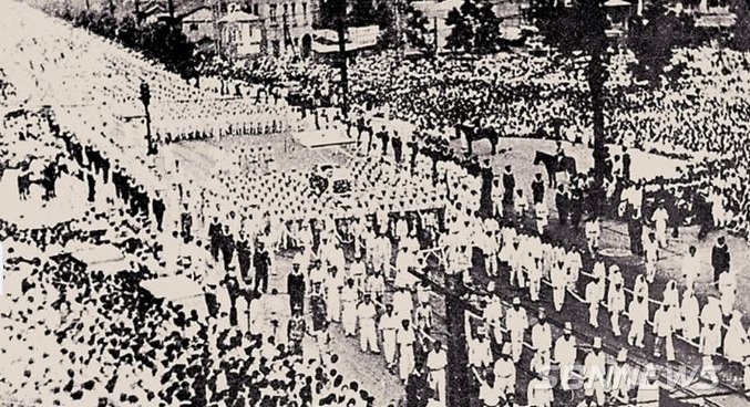 ▲ 김구의 국민장 행렬, 1949년 7월5일 서울운동장에서 40여만명이 모여 영결식을 마치고 장지를 향하여 시가지를 운구하는 모습.