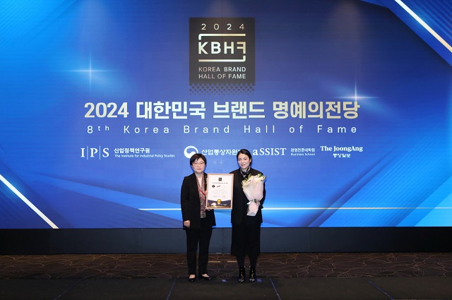 ▲ 사진은 하수경 산업정책연구원 심사위원장(왼쪽)과 오비맥주 서혜연 마케팅 부사장(우)이 기념 촬영을 하고 있다.ⓒ오비맥주