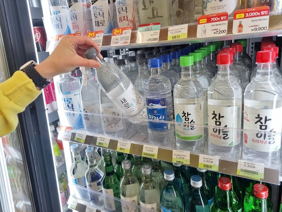 ▲ 편의점 소주 매대.ⓒBGF리테일