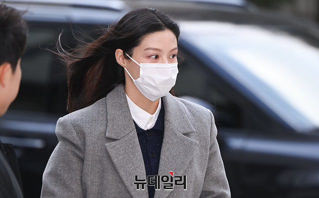 ▲ 입시 비리 의혹을 받는 조국 전 법무부 장관 딸 조민이 8일 오후 서울 서초구 중앙지법에서 열린 '위계공무집행방해등' 공판에 출석하고 있다. 2023.12.08 ⓒ서성진 기자