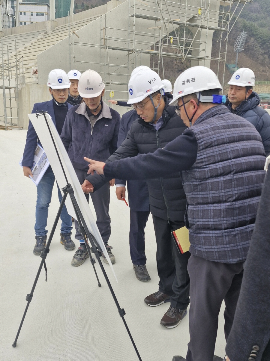 ▲ 최만림 경남도 행정부지사가 전국체전 주경기장을 현장 점검하고 있다. ⓒ경남도 제공