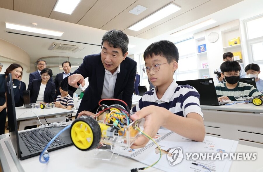 ▲ 이주호 사회부총리 겸 교육부 장관이 지난해 8월9일 충남 천안시 불당초등학교를 방문해 늘봄학교 프로그램에 참관하고 있다. ⓒ연합뉴스