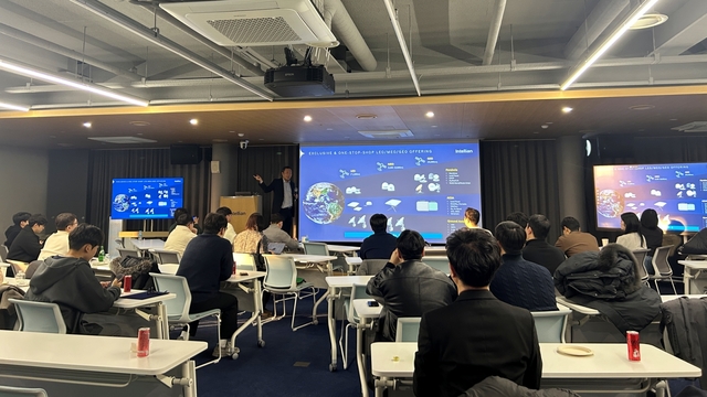 ▲ 25일 인텔리안테크 평택 제1캠퍼스에서 성상엽 벤처기업협회장이 후배 청년 벤처기업인들 앞에서 특강을 진행하고 있다.ⓒ벤처기업협회