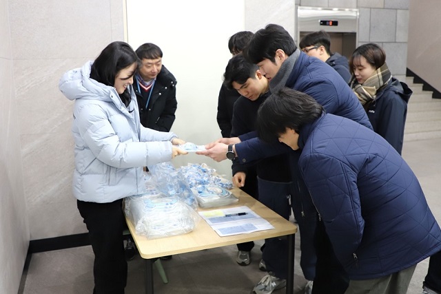 ▲ 지난 23일 에코프로 포항캠퍼스에서 열린 ‘에꼬가 보내주는 느린 우체통’ 행사에 참여한 임직원들이 기념품을 전달받고 있다.ⓒ에코프로