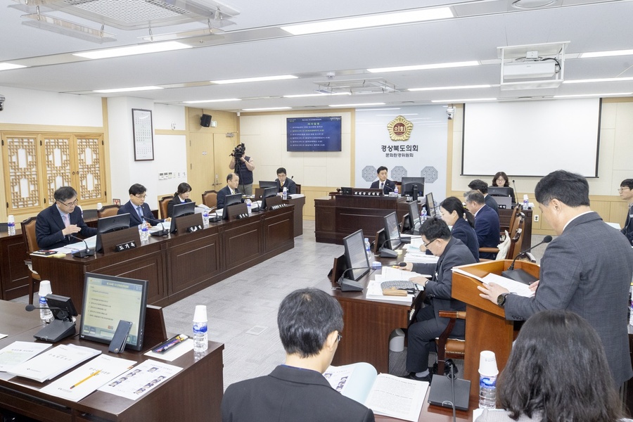 ▲ 경북도의회 문화환경위원회(위원장 김대일)는 1월 26일 열린 2024년 첫 회의에서 문화관광체육국, 환경산림자원국, 보건환경연구원, 경상북도문화관광공사, 경북문화재단, 경상북도체육회의 주요 업무를 보고받고 현장 의정활동을 통해 수집한 도민의 요구사항을 도정에 반영할 것을 주문했다.ⓒ경북도의회
