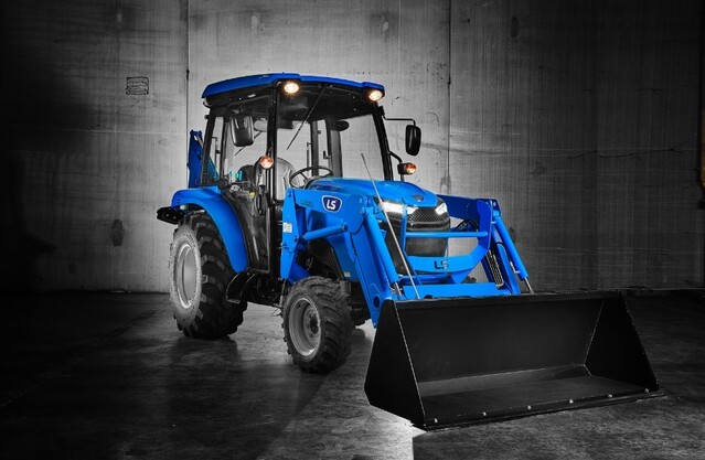 ▲ 작업기가 부착된 LS엠트론 New MT2 캐빈형 모델. ⓒLS엠트론