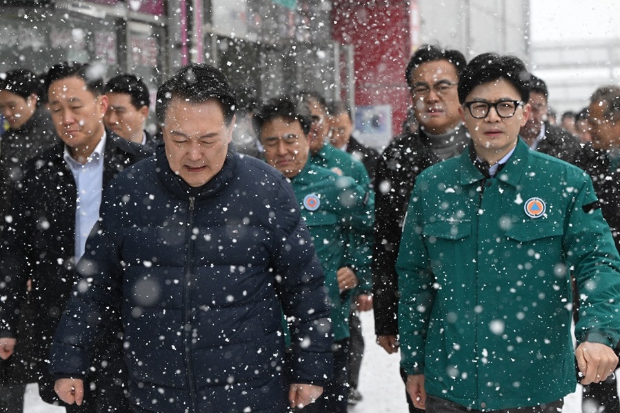 ▲ 23일 오후 충남 서천 특화시장 화재현장을 점검하는 윤석열 대통령과 한동훈 국민의힘 비상대책위원장. ⓒ대통령실 제공