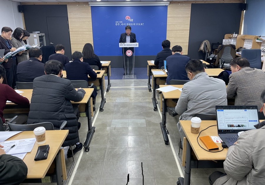 ▲ 김종택 전주시 기획조정국장은 29일 신년브리핑을 통해 올해 적극적으로 추진할 4대 역점분야 16개 핵심과제를 제시했다.ⓒ전주시 사진 제공.