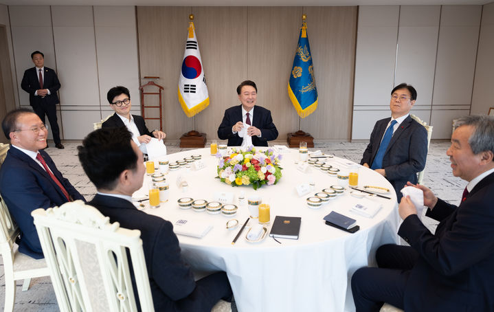 ▲ 윤석열 대통령이 29일 서울 용산 대통령실 청사에서 한동훈 국민의힘 비상대책위원장, 윤재옥 원내대표와 오찬을 하고 있다. (사진=대통령실 제공) ⓒ뉴시스