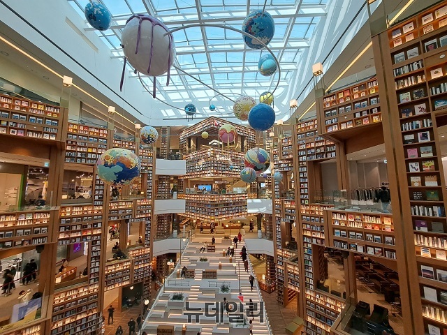 ▲ 4층부터 7층까지 공간을 터서 만든 별마당 도서관.ⓒ조현우 기자
