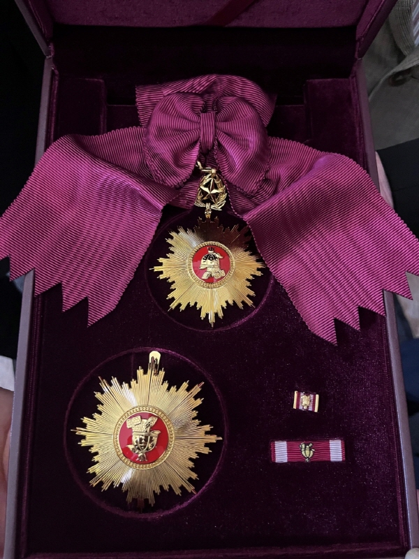 ▲ 국방부는 26일(현지시간) 미국 버지니아주 노퍽시에 있는 맥아더기념관에서 주미 국방무관인 이경구 소장이 대한민국 정부를 대표해 맥아더 장군의 태극무공훈장을 케네스 알렉산더 노퍽시장에게 전달하는 행사를 개최했다. 사진은 전달된 태극무공훈장 실물. ⓒ국방부 제공