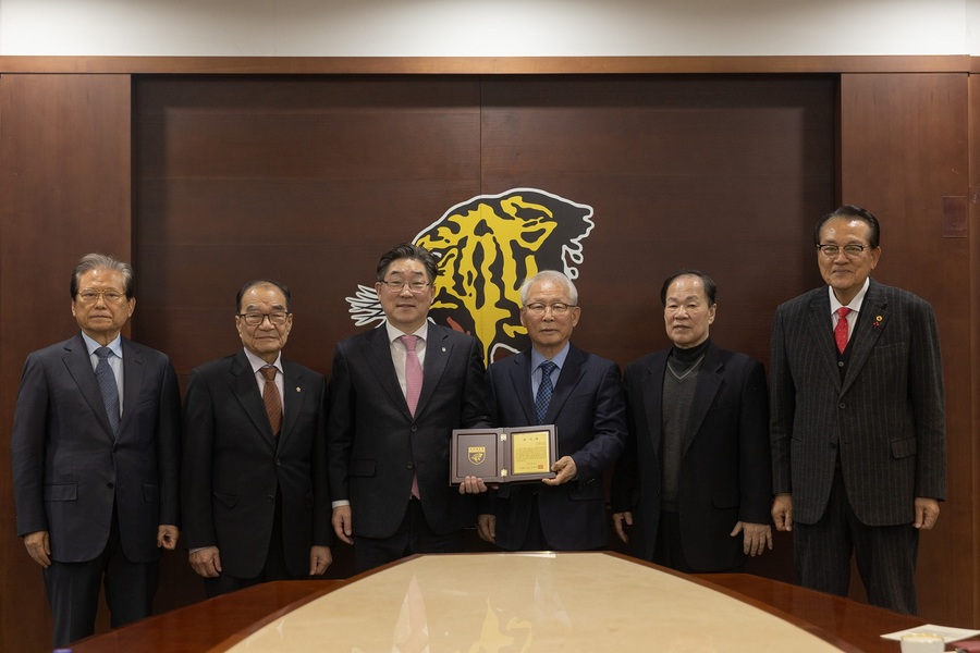 ▲ 고려대 정치외교학과 63학번 동기들이 모교에 5억3000만원을 기부하고, 지난 26일 본관 제1회의실에서 열린 발전 기금 기부식에 참석했다. ⓒ고려대