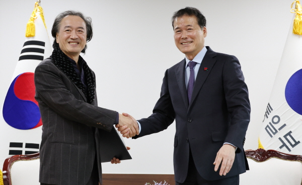 ▲ 김영호 통일부 장관이 12일 오전 서울 종로구 정부서울청사에서 열린 국립북한인권센터 건립 예술특별고문 위촉식에서 유근상 이탈리아 국립문화재복원대학 총장에게 위촉장을 수여한 후 악수하고 있다. ⓒ뉴시스