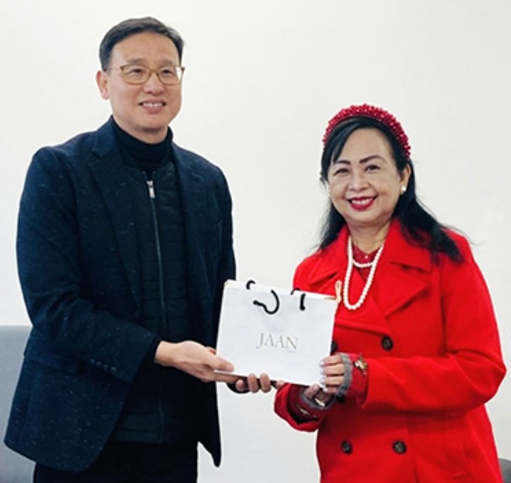 ▲ 이영익교수와 리핀 대체의학청장 Dr. Annabelle Pabiona-De Guzman(오른쪽)이 탐방후 기념촬영을 했다.ⓒ대구한의대