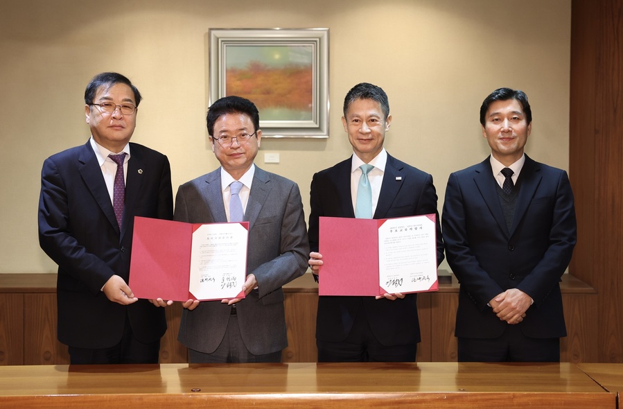 ▲ 이철우 경상북도지사는 29일 히로시마현청을 방문해 양 도-현간 우호교류 의향서를 체결했다. (왼쪽부터 박영서 경북도의회 부의장, 이철우 경상북도지사, 유자키 히데히코 히로시마현 지사, 임시흥 주히로시마총영사관 총영사).ⓒ경북도