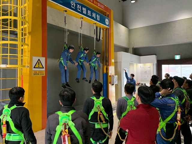 ▲ 현장 직책자가 글로벌안전센터 고소작업 안전밸트 체험장에서 추락체험에 참여하고 있다.ⓒ포스코