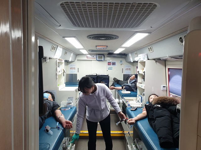 ▲ 대한적십자사 대구·경북혈액원은 혈액수급 위기상황에 대비해 지난 26일 영덕군청과 대구지방검찰청 영덕지청에서 단체헌혈을 실시했다.ⓒ영덕군