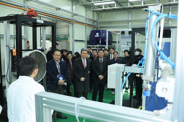 ▲ 지난 10일 ‘수소연료전지 산업 활성화를 위한 업무협약’ 후 이강덕 시장이 포항테크노파크에 소재한 수소연료전지 인증센터를 견학하고 있다.ⓒ포항시