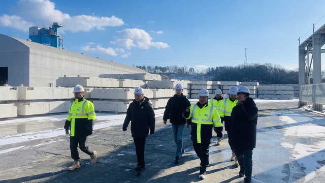 ▲ 김경태 고용노동부 청주지청 지청장(사진 왼쪽에서 두 번째)이 안전개선 활동 모범사례로 삼표피앤씨 청주공장을 방문해 현장점검을 하고 있다. ⓒ삼표피앤씨