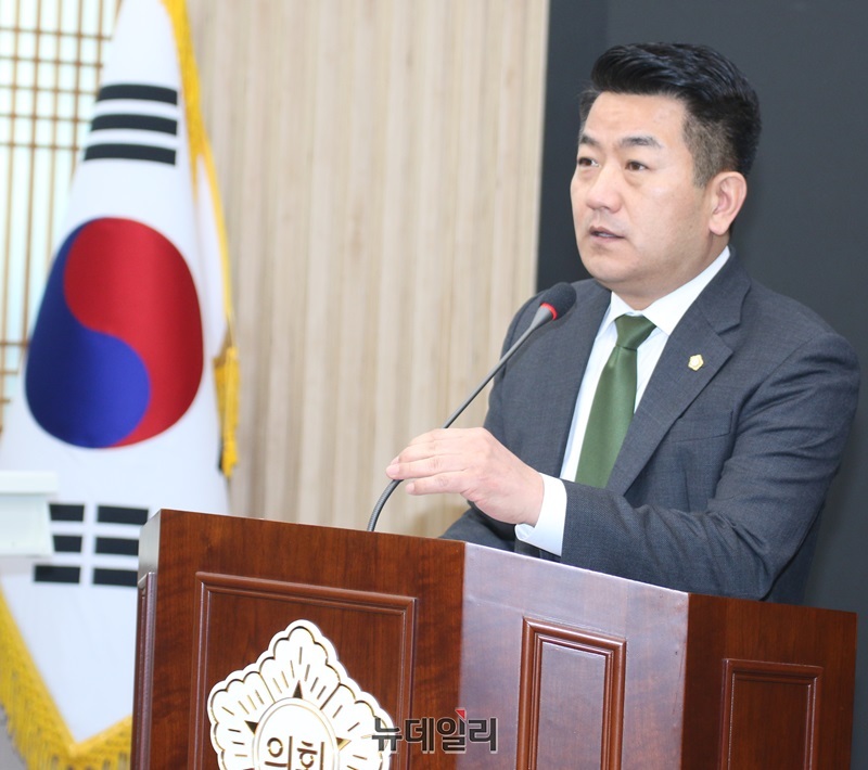 ▲ 서원  충남 논산시의회 의장이 30일 논산시의회 대회실에서 최근 불거진 논산시 사회복지협의회 이사진 해촉 논란 관련해 기자회견을 하고 있다.ⓒ이길표 기자