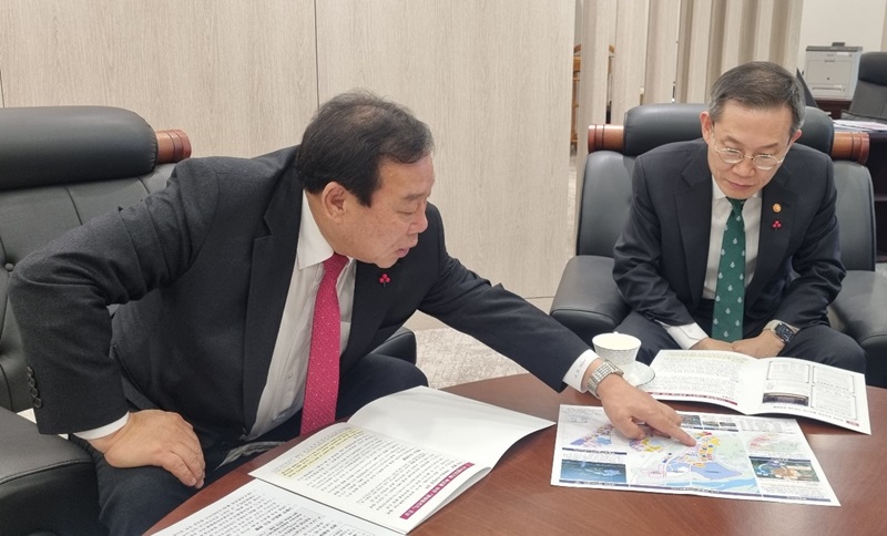 ▲ 최민호 세종시장(왼쪽)이 지난 29일 세종정부청사에서 이종호 과학기술정보통신부 장관을 만나 양자팹과 사이버보안 산업 등을 설명하고 정부 차원의 관심과 지원을 요청하고 있다.ⓒ세종시