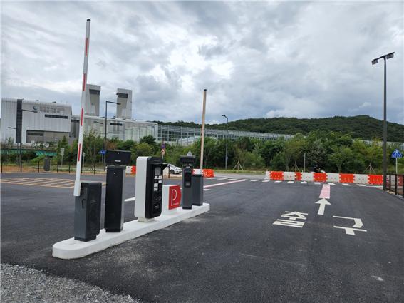 ▲ 세종시 가람동 금강변 공터에 조성된 캠핑카 전용 주차장.ⓒ세종시