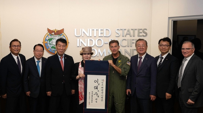 ▲ 한미동맹친선협회와 한미동맹재단은 지난 26일(현지시간) 미국 하와이주 인도태평양사령부를 방문해 존 아퀼리노 미 인태사령관에게 '이태수(李太秀)'라는 한국 이름을 선사했다. ⓒ한미동맹재단 제공
