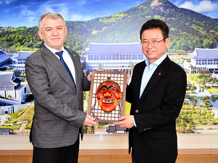 ▲ 키롬 살로히딘(Kirom Salohiddin) 주한 타지키스탄 대사 일행이 30일 경상북도-타지키스탄 간 우호교류 관계 확충 논의를 위해 이철우 경상북도지사를 예방했다.ⓒ경북도