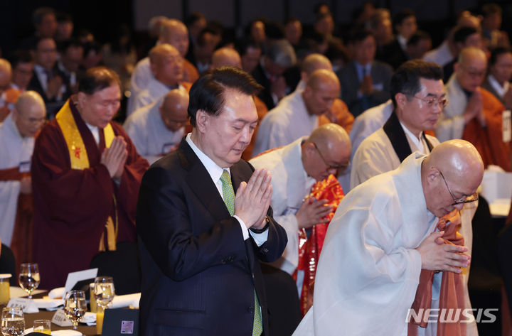 ▲ 윤석열 대통령이 30일 서울 강남구 그랜드인터컨티넨탈 서울파르나스호텔에서 열린 불기 2568년 '새해맞이, 나라와 민족을 위한 불교 대축전'에서 사홍서원을 들으며 합장하고 있다.ⓒ뉴시스